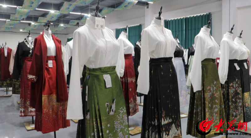 在挑选舞蹈服时，女生们总是希望找到既美观又舒适的服装。今天我们就来一起看看几款热门的舞蹈服，看看哪一款能成为你的新宠。